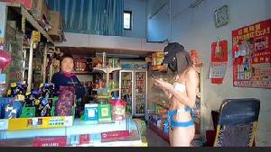 遮逼微露奶装乡下闲逛 超市买东西被老板娘盯着看 乡村道路