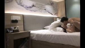 ❤人妻酒店上来就直接开搞舔奶摸逼，近距离拍摄深喉口交，抱起来骑乘抽插猛操，，刺激❤