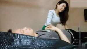 加钱内射按摩店老板娘 老板娘的内裤都已经湿了 我不插进去是不是不太好呢