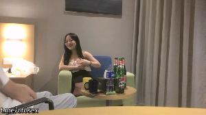 良家妹子密码房，笑起来甜美长裙妹子，喝酒聊聊天再开操，张开双腿插入扶着屁股后入撞击